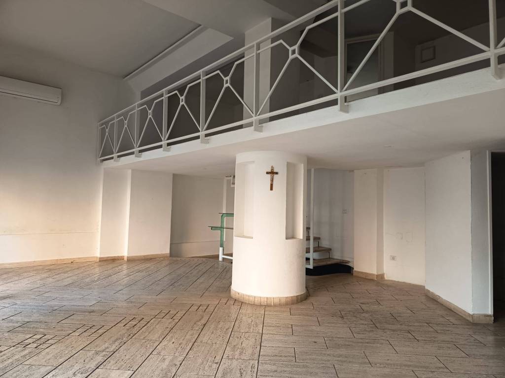 negozio in affitto a Salerno in zona Torrione