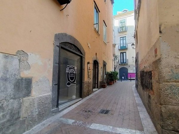 negozio in affitto a Salerno in zona Centro Città