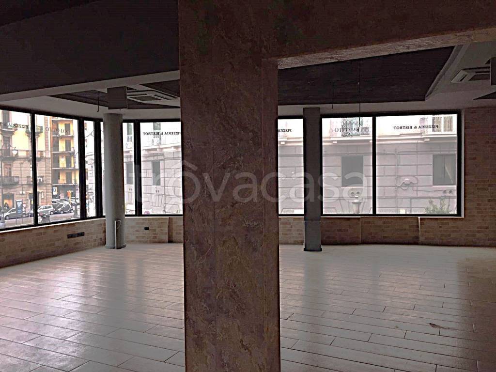 negozio in affitto a Salerno in zona Centro Città