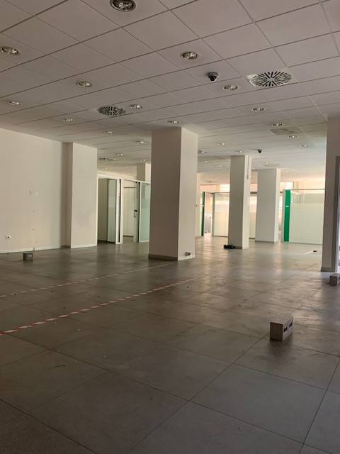 negozio in affitto a Salerno in zona Centro Città