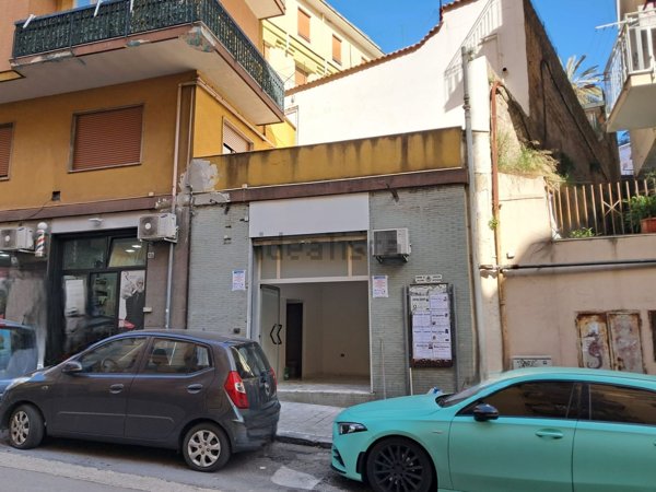 locale commerciale in affitto a Salerno