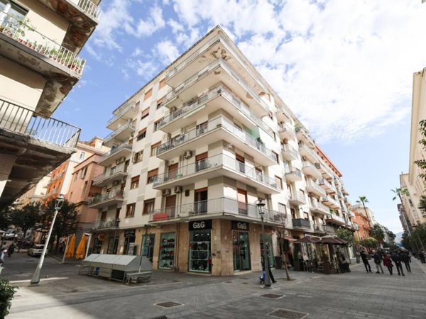 negozio in affitto a Salerno in zona Centro Città