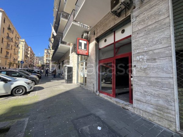 negozio in affitto a Salerno