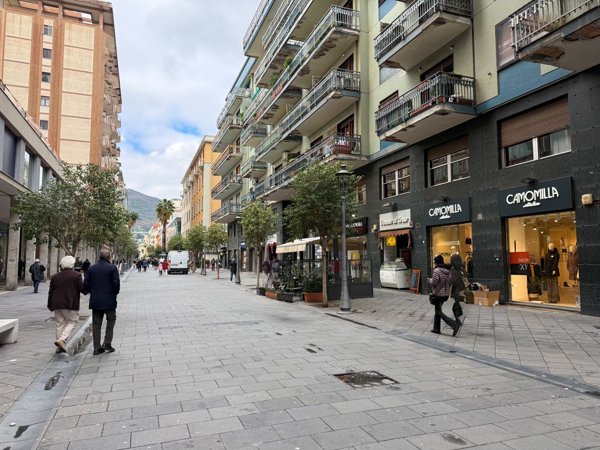 locale commerciale in affitto a Salerno in zona Centro Città