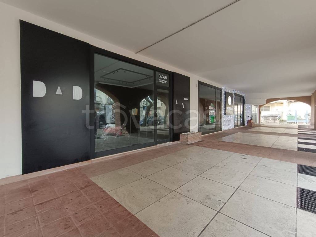 negozio in affitto a Salerno in zona Pastena