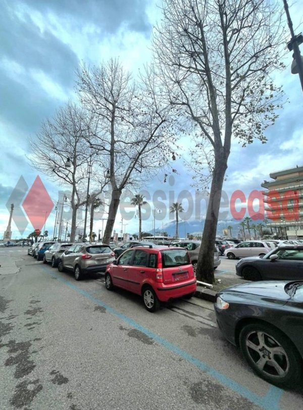 negozio in affitto a Salerno in zona Centro Città