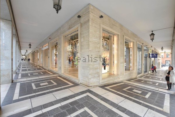 negozio in affitto a Salerno in zona Centro Città