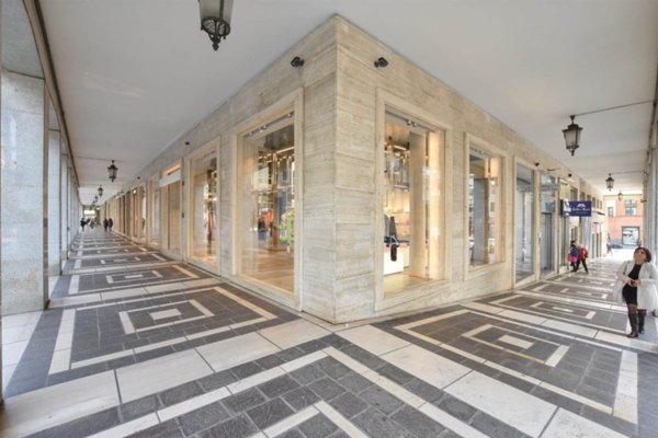 negozio in affitto a Salerno in zona Centro Città