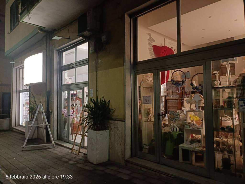 negozio in affitto a Salerno