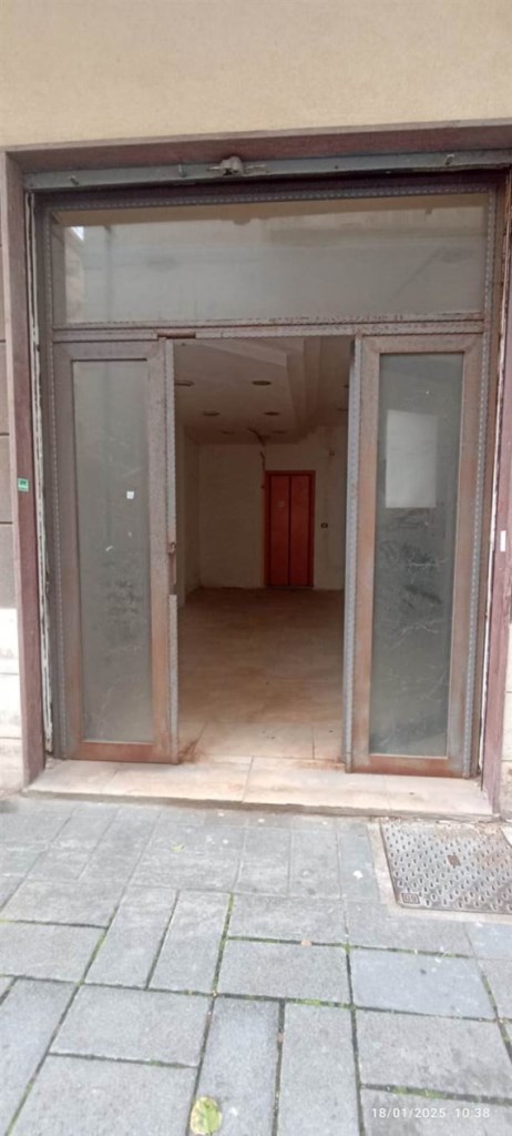 negozio in affitto a Salerno in zona Pastena