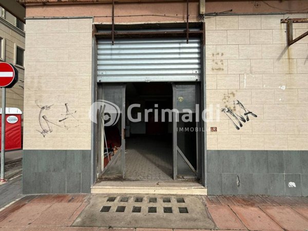 negozio in affitto a Salerno in zona Mercatello