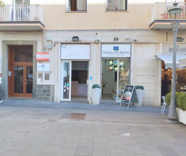 negozio in affitto a Salerno in zona Centro Città