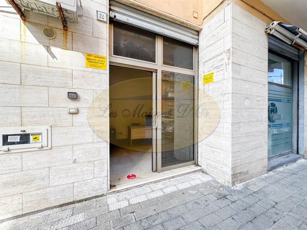 negozio in affitto a Salerno in zona Torrione