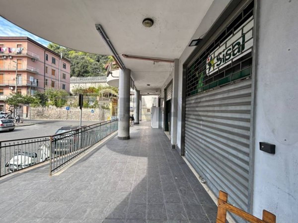 locale commerciale in affitto a Salerno in zona Irno