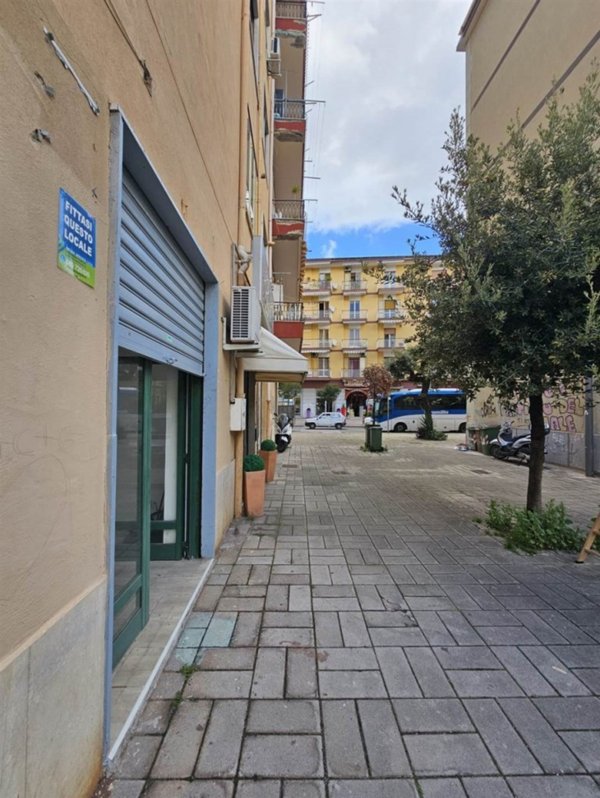 negozio in affitto a Salerno in zona Torrione
