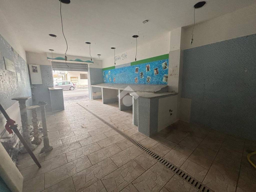 negozio in affitto a Salerno in zona Pastena