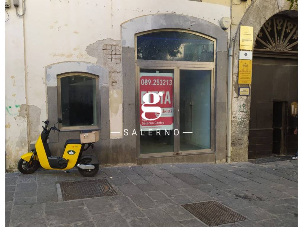 negozio in affitto a Salerno in zona Centro Città