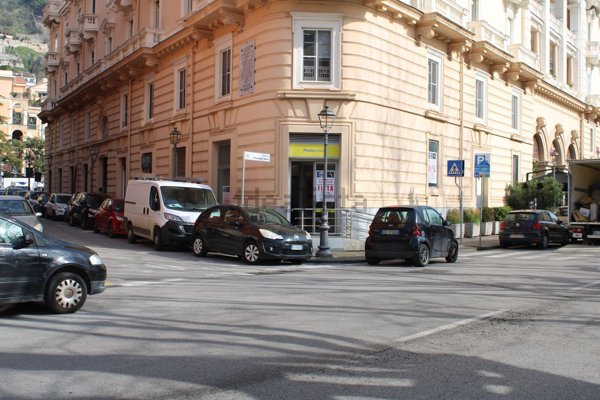 locale commerciale in affitto a Salerno