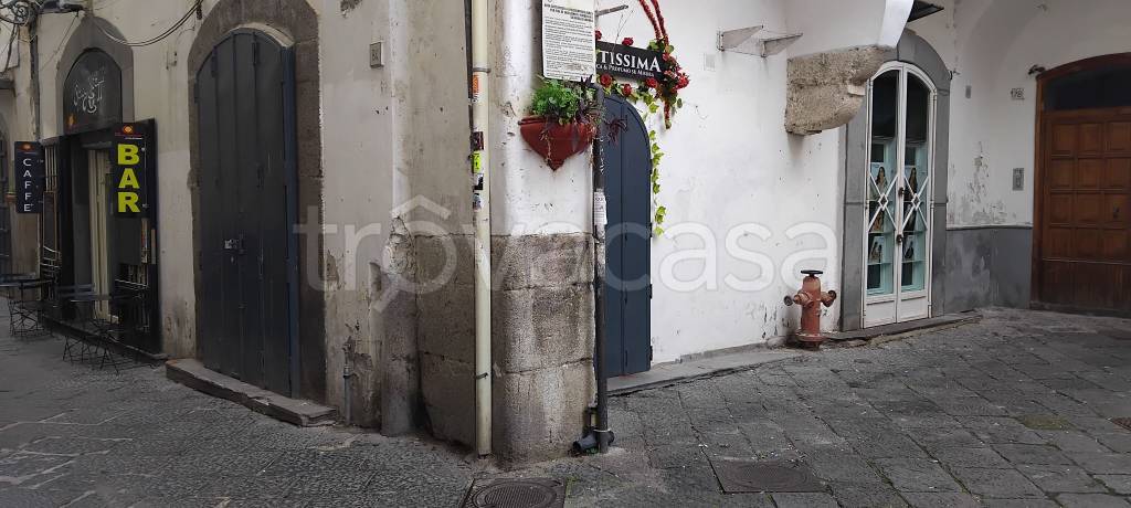 negozio in affitto a Salerno in zona Centro Città