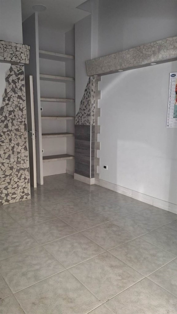 negozio in affitto a Salerno in zona Torrione