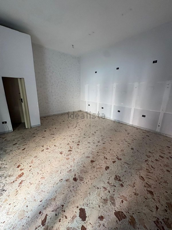 locale commerciale in affitto a Salerno