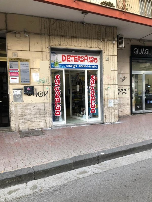 negozio in affitto a Salerno in zona Torrione