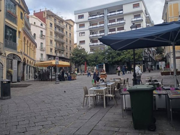 negozio in affitto a Salerno in zona Centro Città