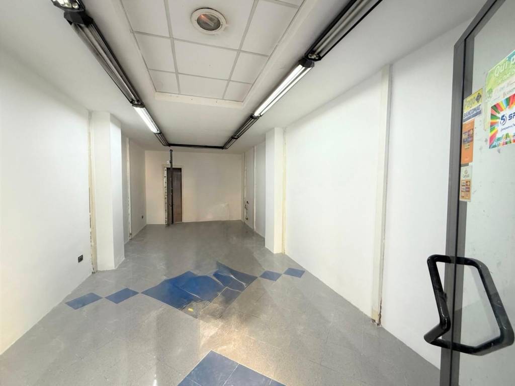 negozio in affitto a Salerno in zona Brignano / Piezzo