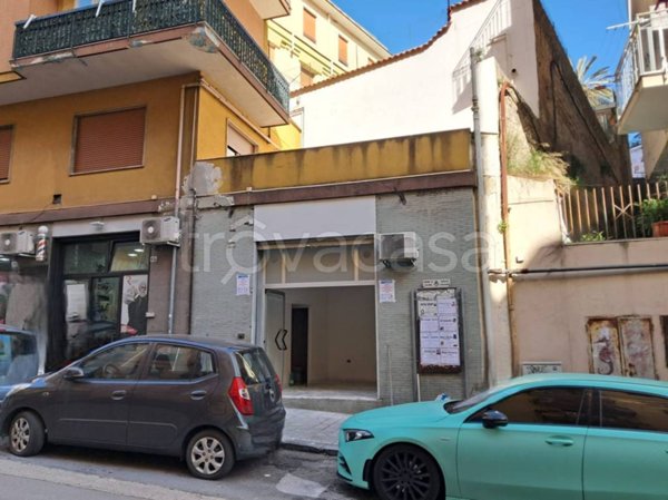 negozio in affitto a Salerno