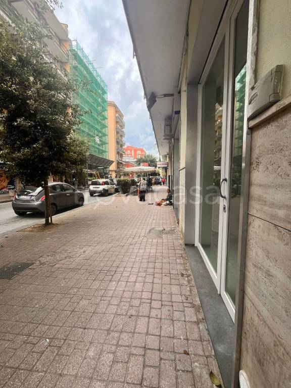 negozio in affitto a Salerno in zona Mercatello