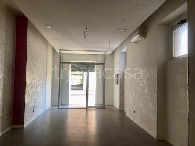 negozio in affitto a Salerno in zona Torrione