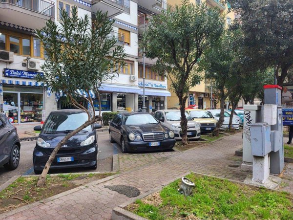 negozio in affitto a Salerno in zona Torrione