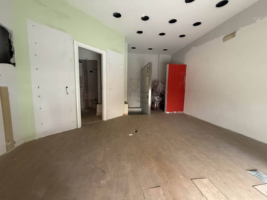 negozio in affitto a Salerno in zona Centro Città