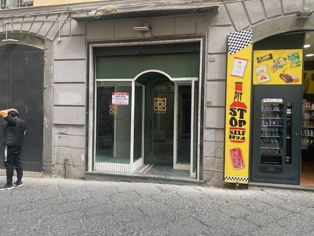 negozio in affitto a Salerno in zona Centro Città