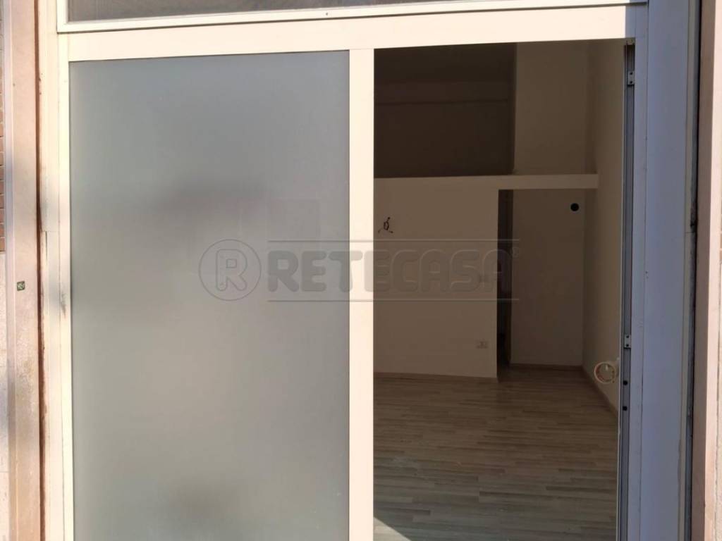 negozio in affitto a Salerno in zona Torrione