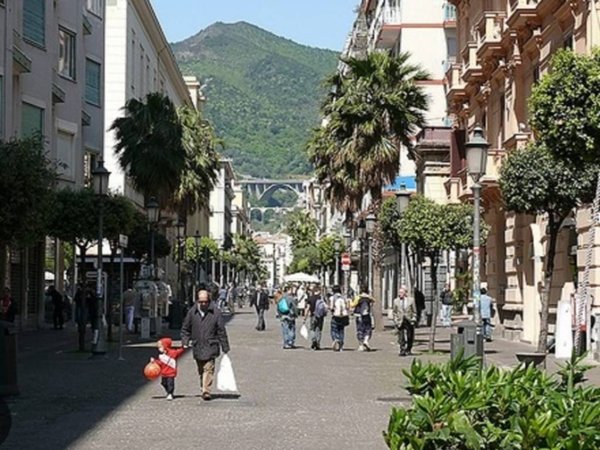 negozio in affitto a Salerno in zona Centro Città