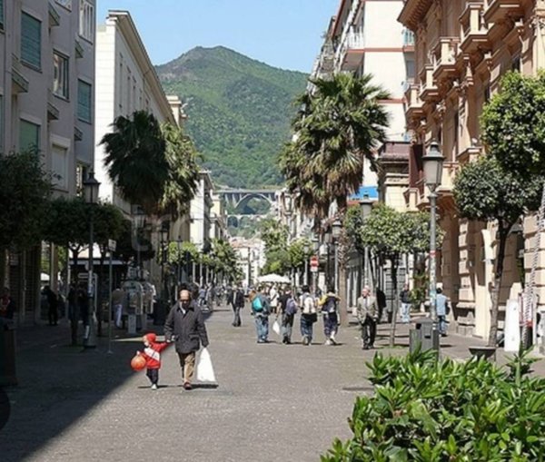 negozio in affitto a Salerno in zona Centro Città