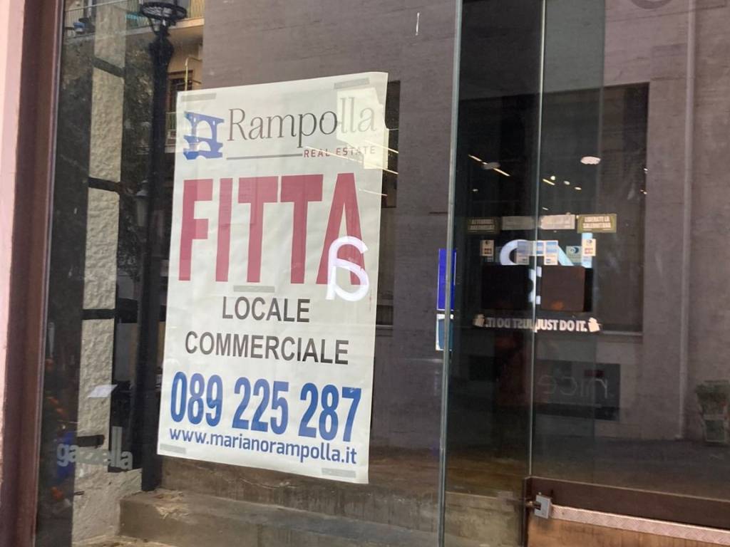 negozio in affitto a Salerno in zona Centro Città