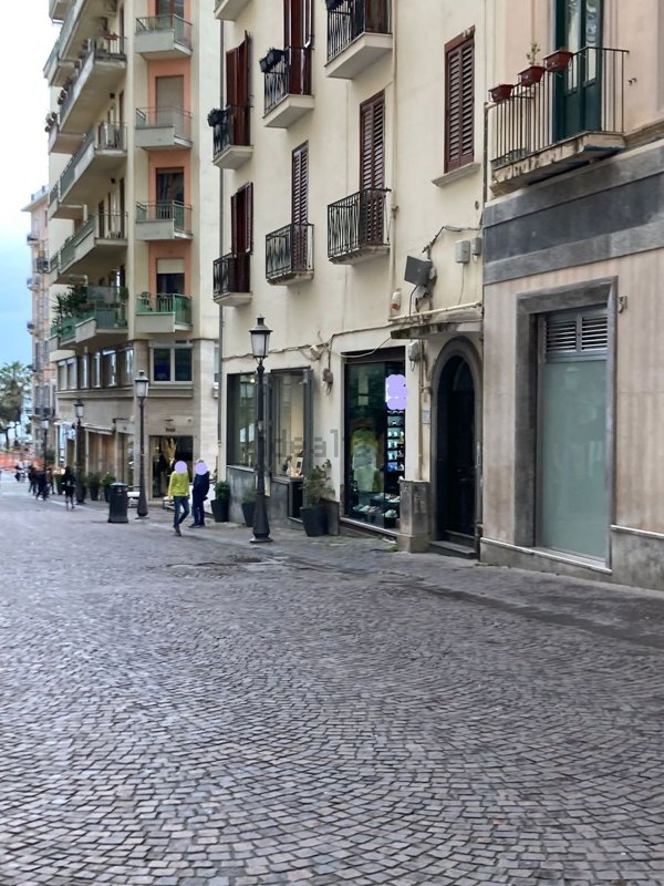 locale commerciale in affitto a Salerno in zona Centro Città