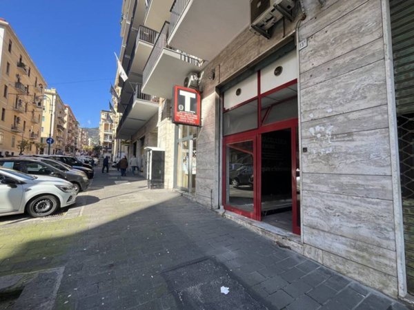negozio in affitto a Salerno
