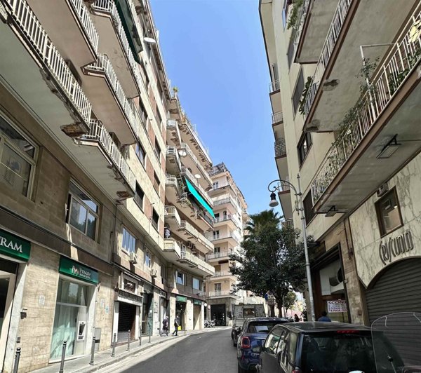 negozio in affitto a Salerno in zona Centro Città