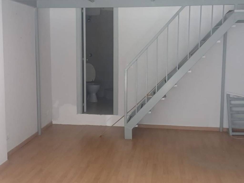 negozio in affitto a Salerno in zona Torrione