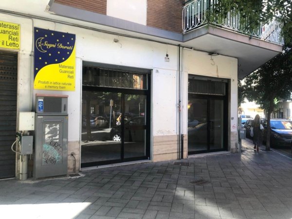 negozio in affitto a Salerno in zona Mercatello