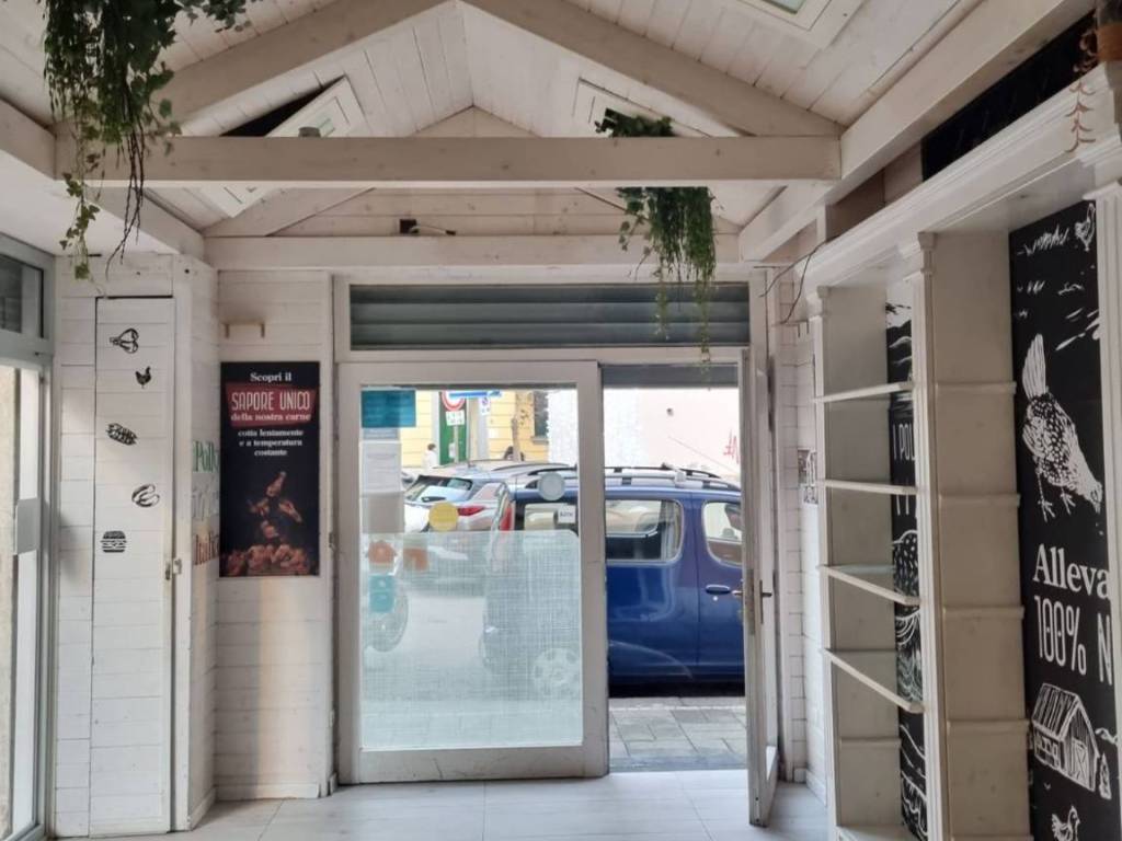 negozio in affitto a Salerno in zona Pastena