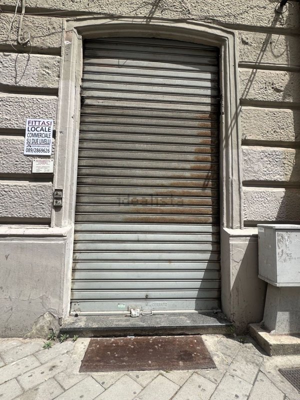 locale commerciale in affitto a Salerno