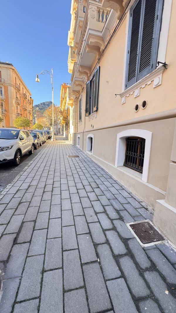 negozio in affitto a Salerno in zona Porto