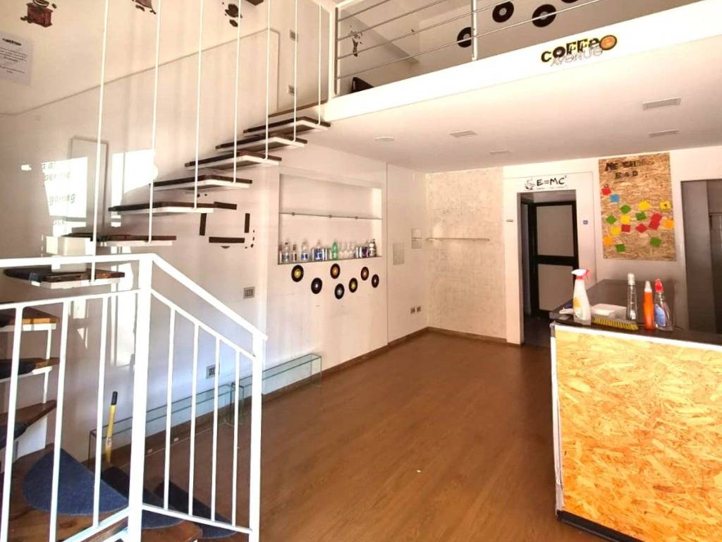 negozio in affitto a Salerno in zona Centro Città