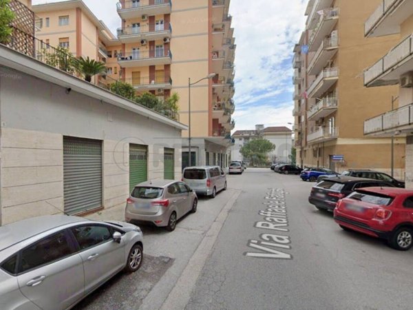 negozio in affitto a Salerno in zona Torrione
