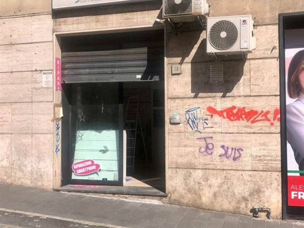 negozio in affitto a Salerno in zona Centro Città
