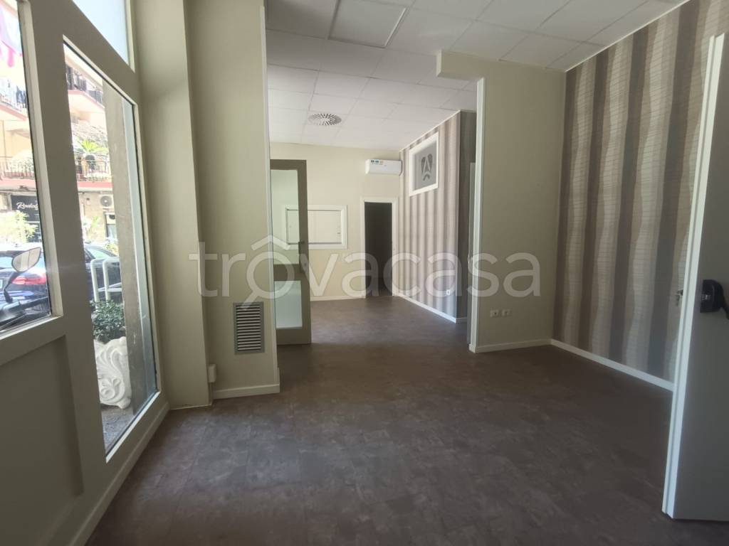 negozio in affitto a Salerno in zona Centro Città